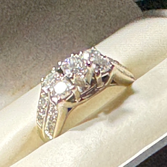 Elegant Diamond Wedding Set - Picture 11 of 16